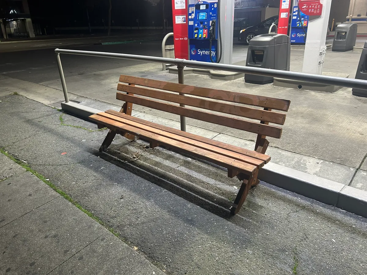 Photo of the bench.