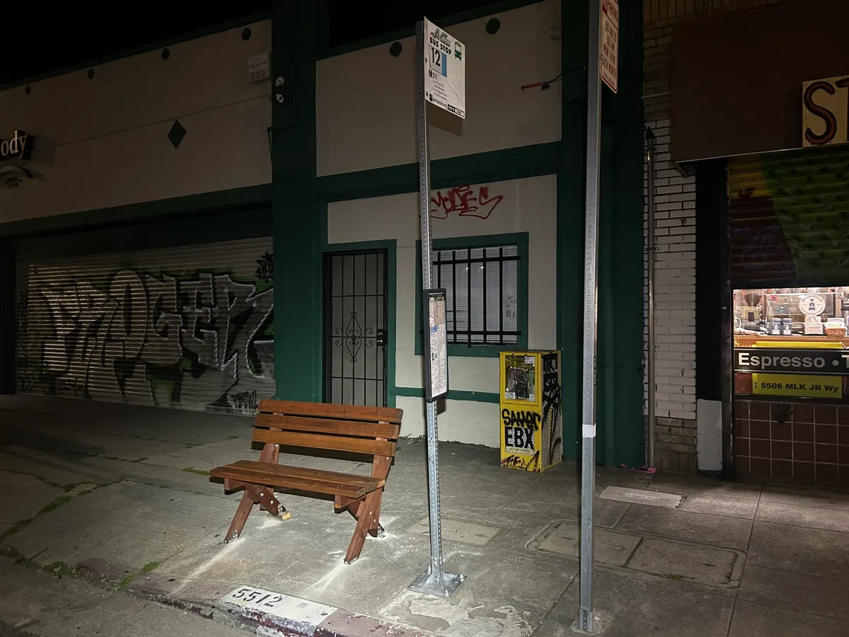 Photo of the bench.