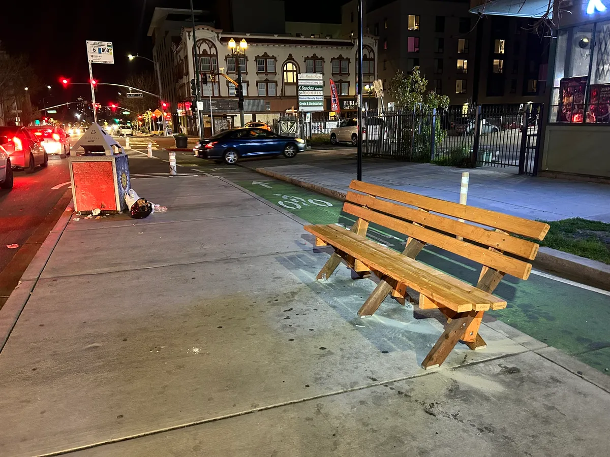 Photo of the bench.