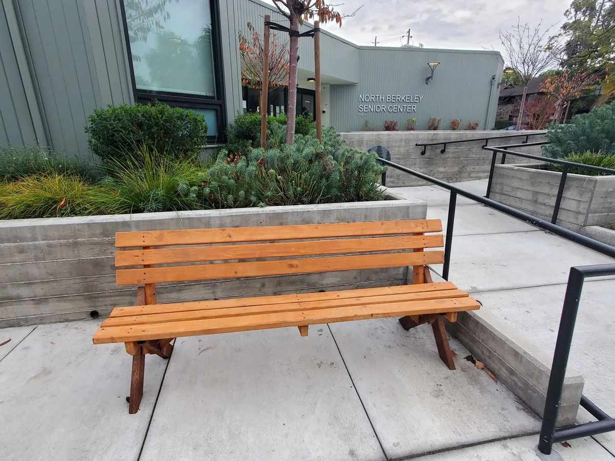 Photo of the bench.