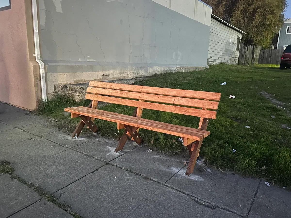 Photo of the bench.