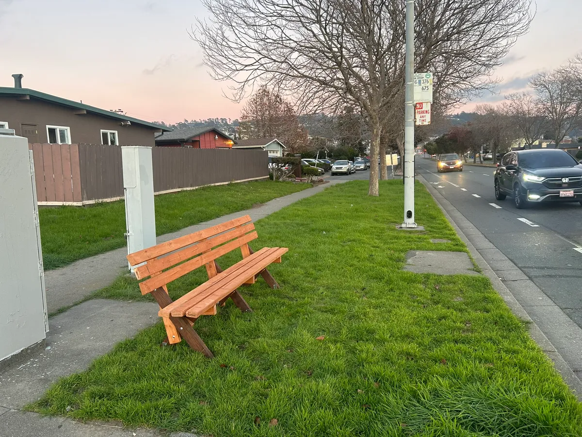 Photo of the bench.