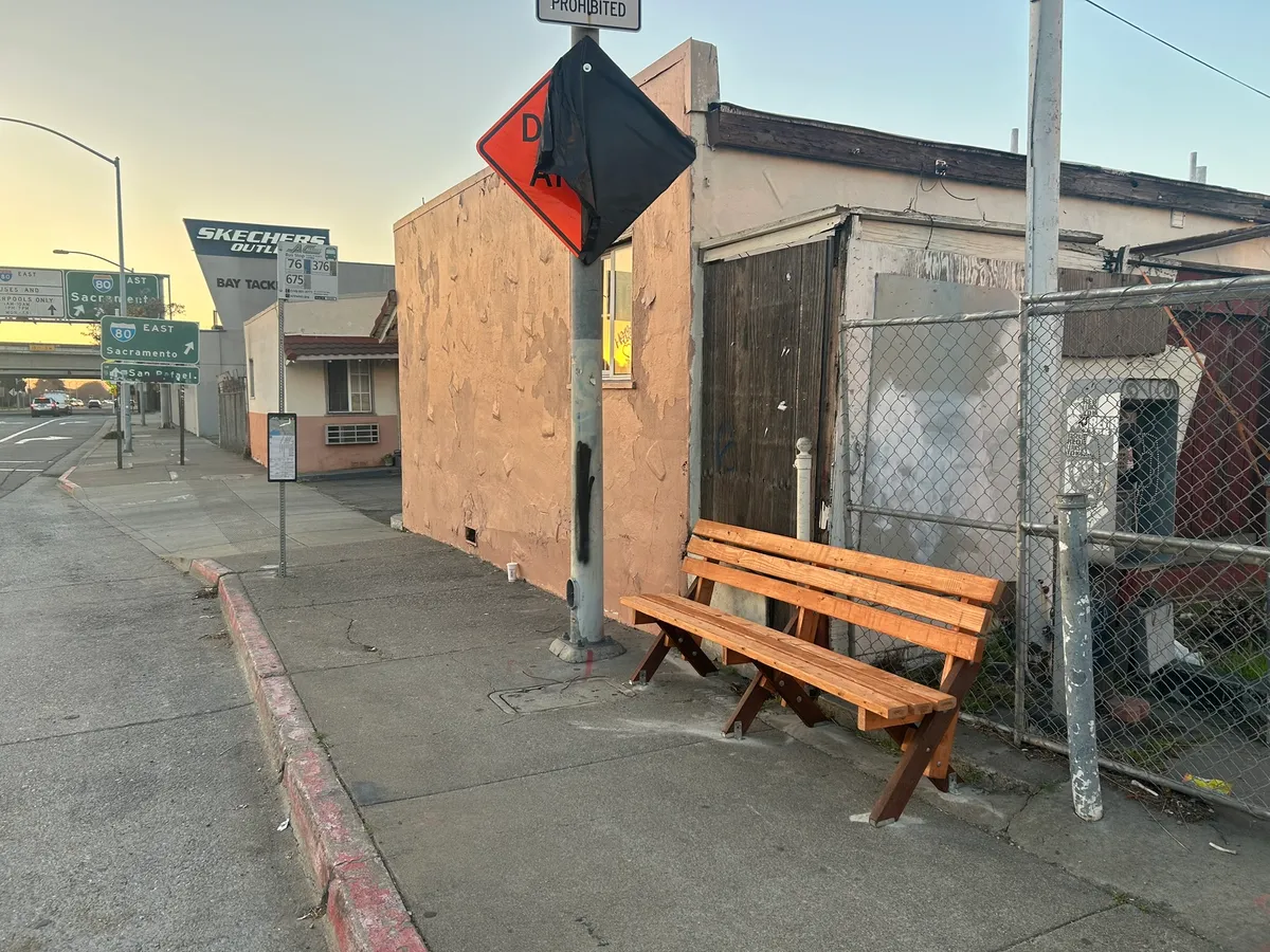 Photo of the bench.
