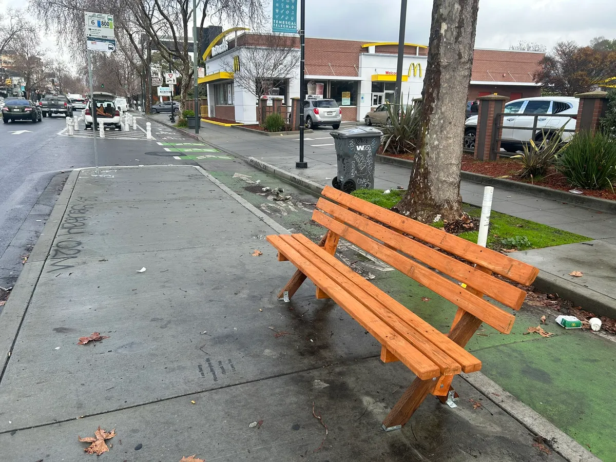 Photo of the bench.