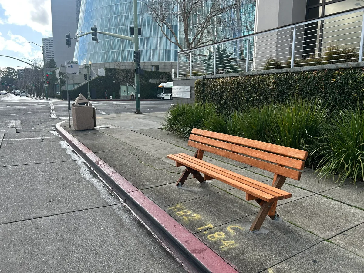 Photo of the bench.