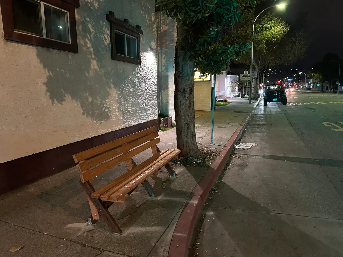 Photo of the bench.