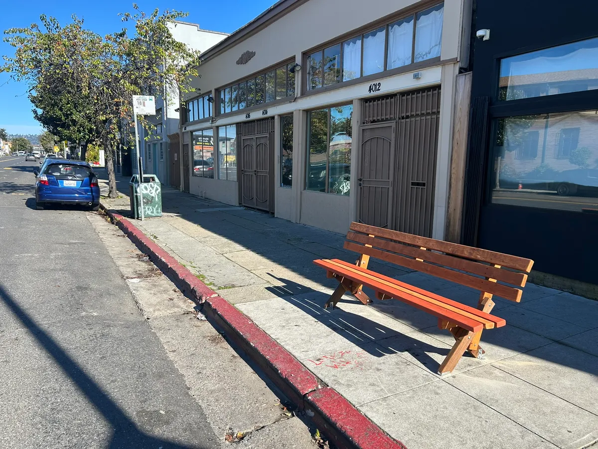 Photo of the bench.